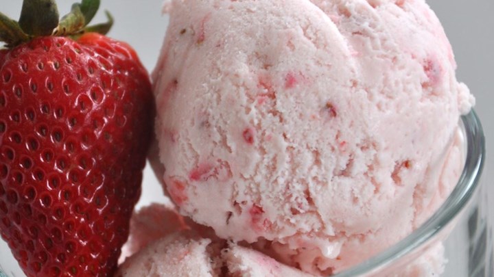 Eggless Strawberry Ice Cream